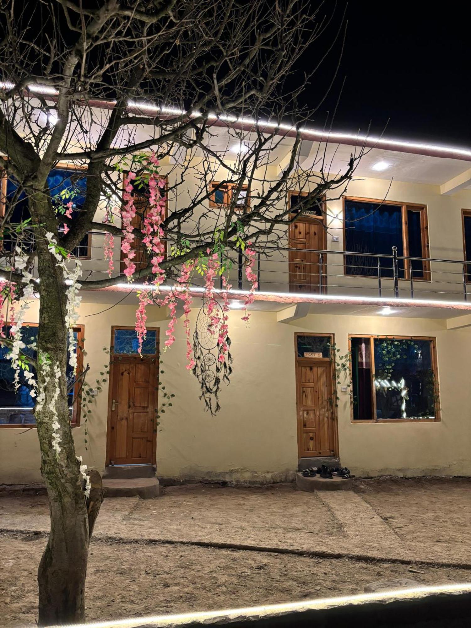 Shalom Guesthouse And Cafe Kalgha 외부 사진